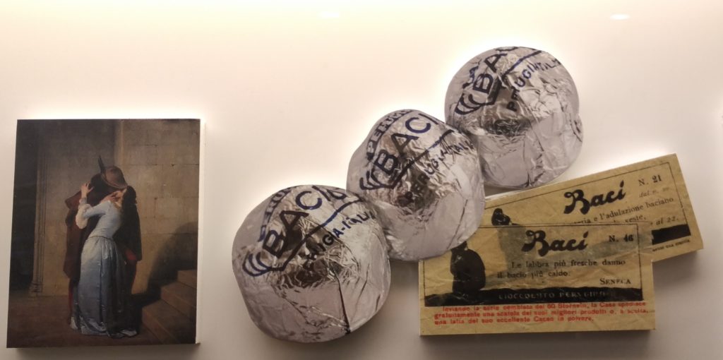 Jeden z prvých dizajnov obalu a ľúbostných citátov pralinky Baci. Reprofoto: Anna Čujová