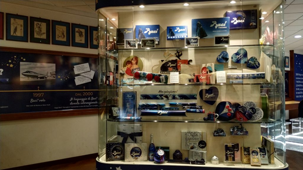 Baci sa počas svojej histórie obliekalo do rôznych obalov. Na obrázku historická zbierka v Čokoládovom dome v Perudži. Foto: Anna Čujová