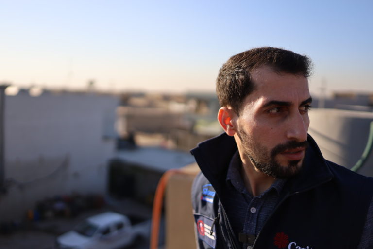 Morees Gaggi na streche svojho bývalého domu v Karakoši. Foto: Slovenská katolícka charita