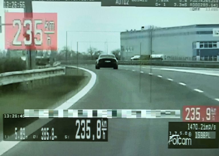 Diaľničný pirát chcel prevetrať svoje auto. Dôvod? Foto: FB Polícia SR - Trenčiansky kraj