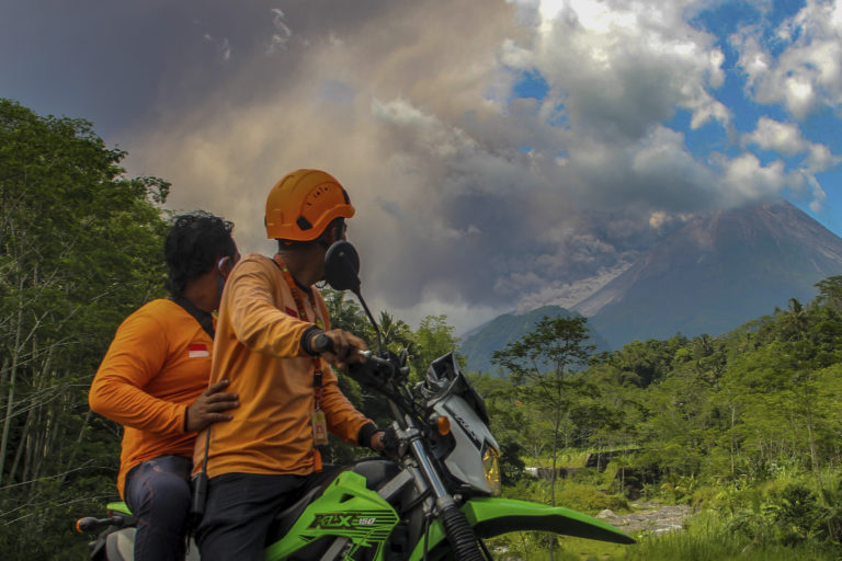Indonézska sopka Merapi opäť eruptovala. Vychrlila horúci popol a lávu