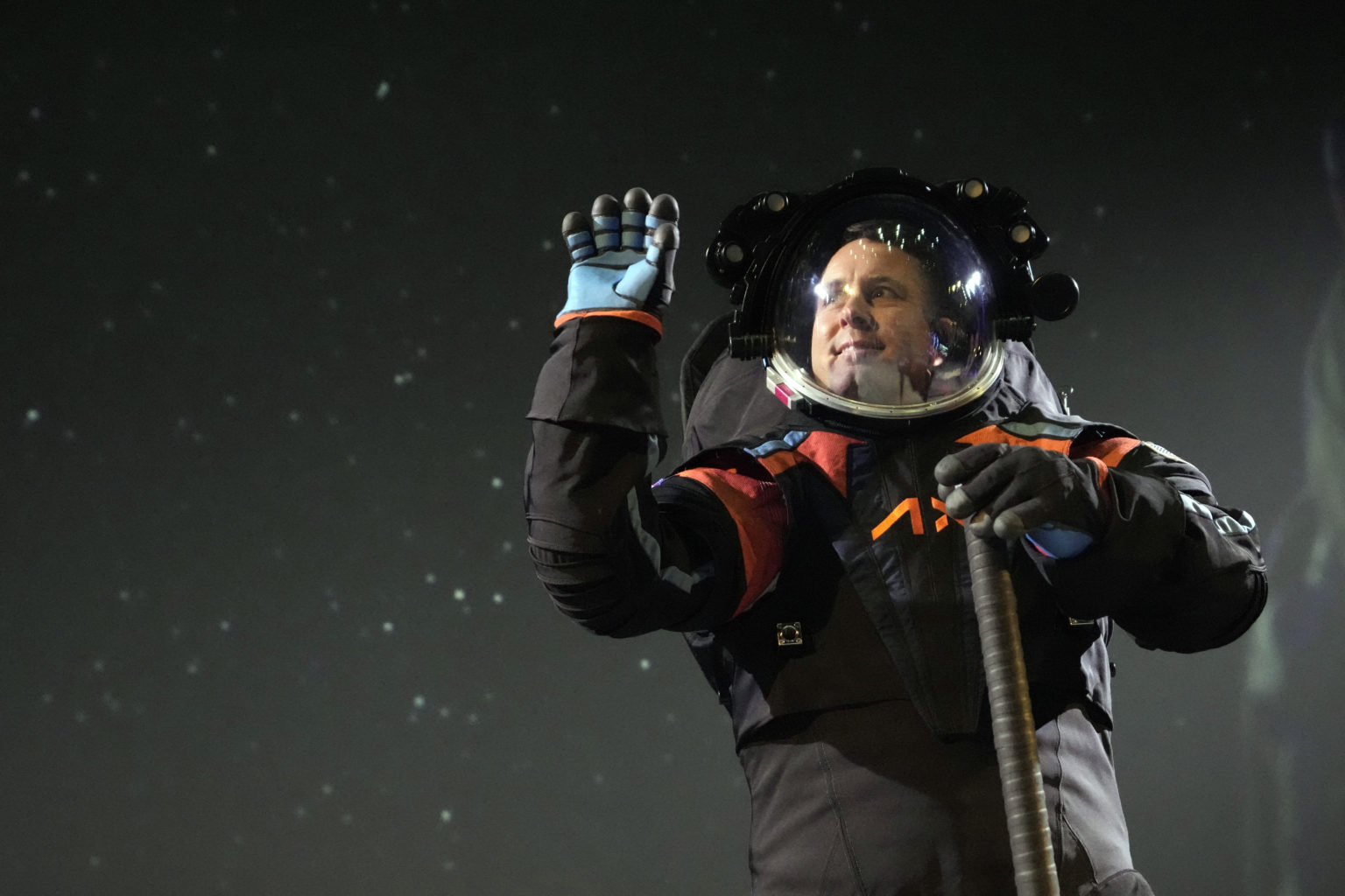 Hlavný inžinier spoločnosti Axiom Space Jim Stein prezentuje prototyp skafandra, v ktorom budú astronauti chodiť počas pripravovaného a blížiaceho sa návratu ľudstva na Mesiac v americkom meste Houston. Foto: TASR/AP
