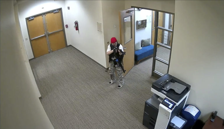 Na videosnímke strelkyňa Audrey Haleová so zbraňami v areáli súkromnej kresťanskej základnej škole v americkom meste Nashville v pondelok 27. marca 2023. Foto: TASR/AP