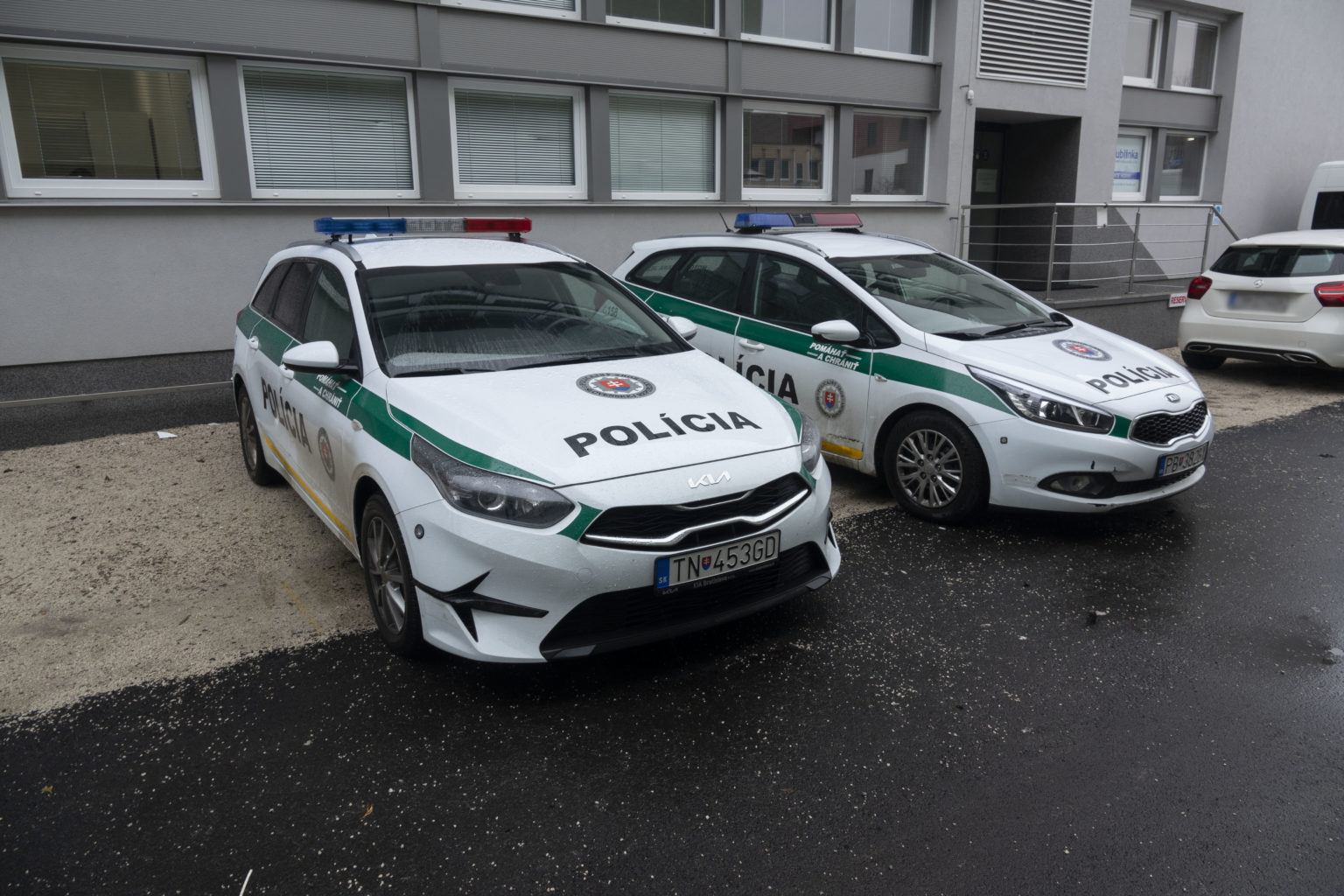 Novomestskí policajti zadržali zadržali dvoch drogových dílerov. Foto: Michal Večeřa
