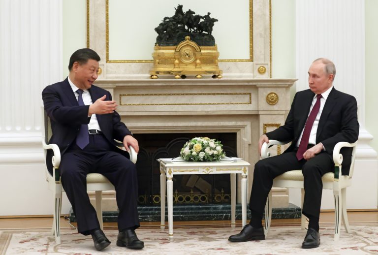 Na snímke vpravo ruský prezident Vladimir Putin a vľavo čínsky prezident  Si Ťin-pching počas stretnutia v Kremli v Moskve 20. marca 2023. Foto: TASR/AP