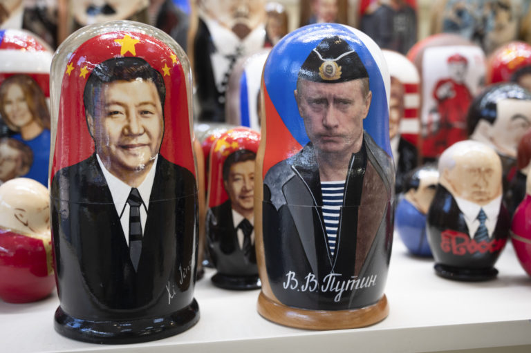 Ruské matriošky s portrétmi čínskeho prezidenta Si Ťin-pchinga (vľavo) a ruského prezidenta Vladimira Putina v obchode so suvenírmi v Moskve, Rusko, utorok 21. marca 2023. Foto: TASR/AP