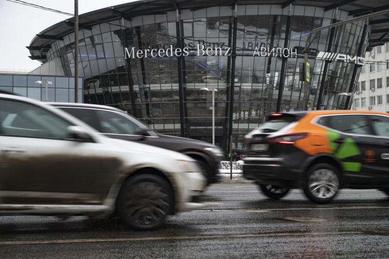 Pohľad na predajňu áut Mercedes-Benz v Moskve, Rusko, sobota 11. marca 2023. Ilustračný záber. Foto: TASR/AP