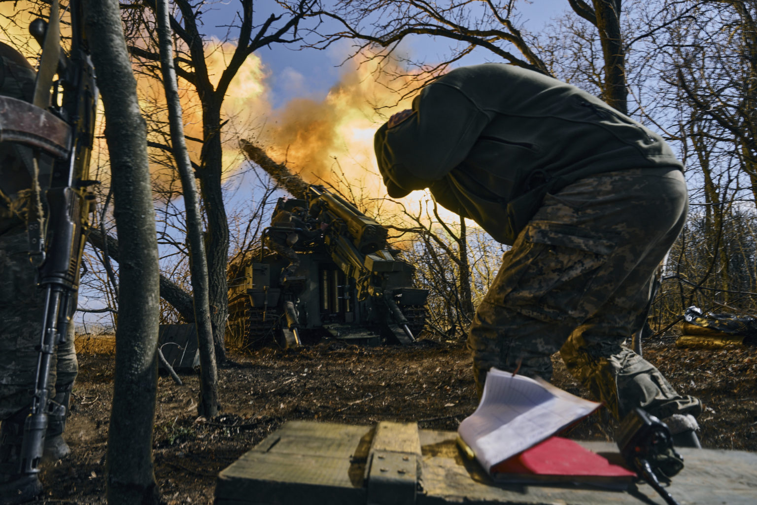 Ukrajinskí vojaci pri Bachmute. Foto: TASR/AP