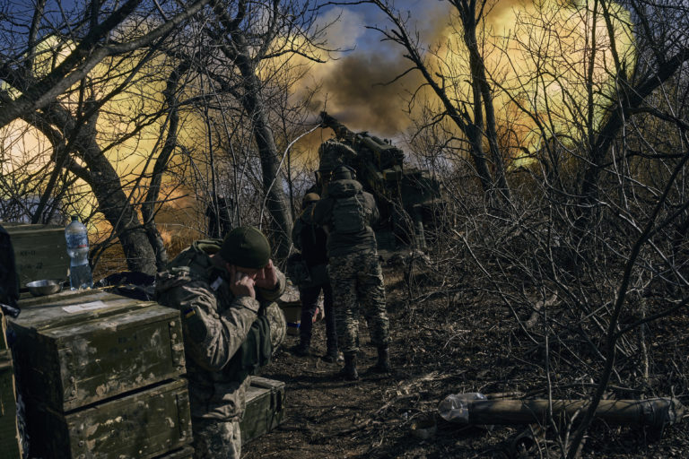 Ukrajinskí vojaci pri Bachmute. Ilustračná snímka. Foto: TASR/AP