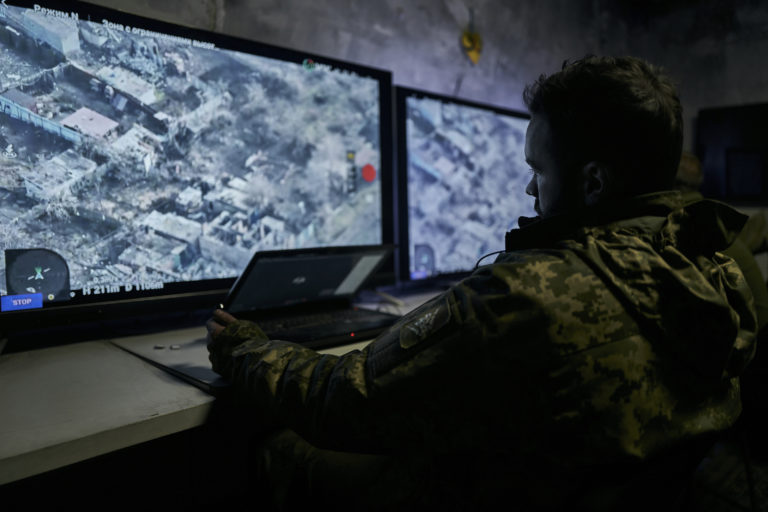 Ukrajinský vojak sleduje v nedeľu 25. decembra 2022 signál z dronu z podzemného veliteľského centra v Bakhmute v Doneckej oblasti na Ukrajine. Foto: TASR/AP