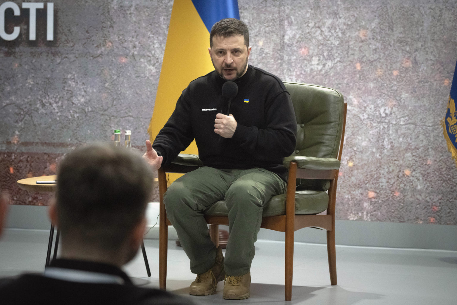 Ukrajinský prezident Volodymyr Zelenskyj hovorí na tlačovej konferencii pri príležitosti ročného výročia rusko-ukrajinskej vojny v Kyjeve na Ukrajine v piatok 24. februára 2023. Foto: TASR/AP