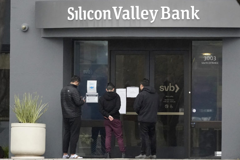 Panika okolo pádu Silicon Valley Bank sa šíri po celom svete
