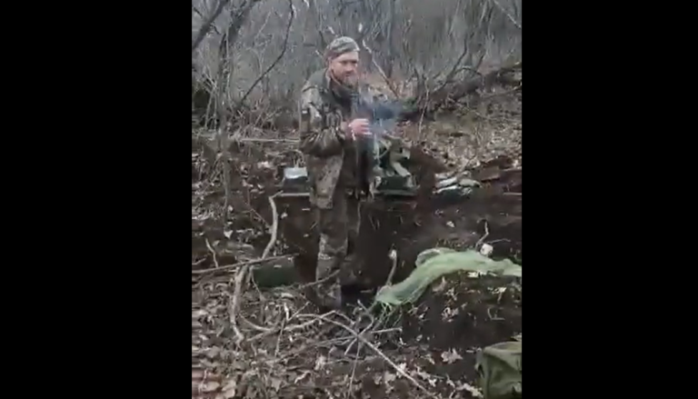 Sláva Ukrajine, povedal ukrajinský vojak a Rusi ho vzápätí chladnokrvne zavraždili