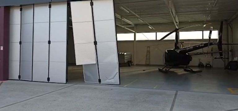 Česká polícia zastrelila vodiča. Autom narážal do budov na letisku v Mladej Boleslavi a predtým demoloval ubytovňu