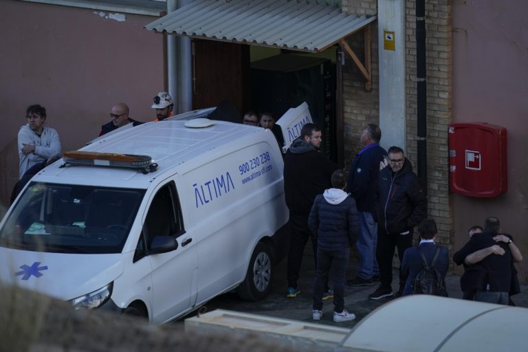 Tri osoby uviaznuté v zavalenej banskej chodbe v Španielsku neprežili