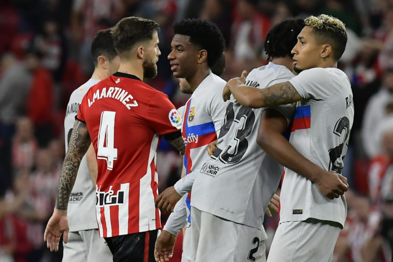 Raphinha (vpravo) oslavuje s spoluhráčom Julesom Koundem po zápase španielskej La Ligy medzi Athleticom Bilbao a FC Barcelonou v nedeľu 12. marca 2023. Foto: TASR/AP