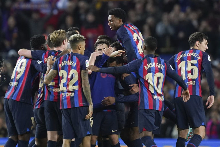 Hráči FC Barcelony oslavujú po výhre nad Realom Madrid. Foto: TASR/AP