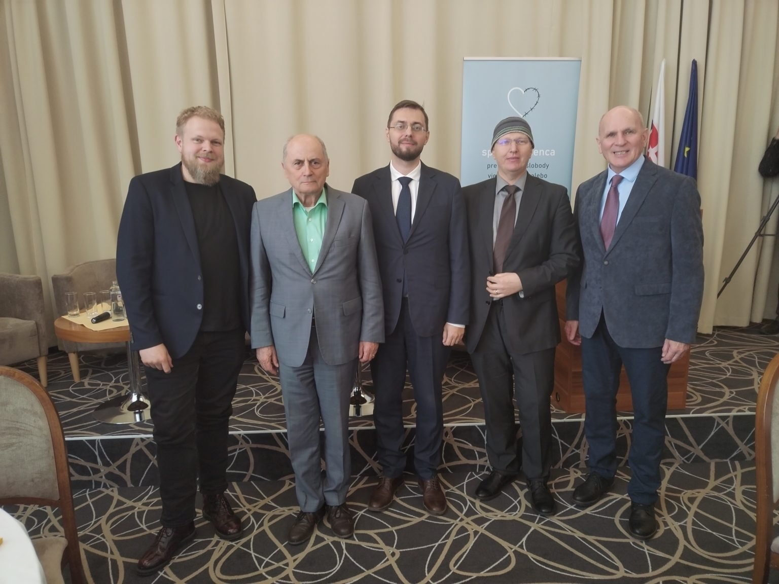 Snimka z podujatia Slovenské modlitebné raňajky. Prvý sprava František Mikloško, druhý zľava Ján Čarnogurský. Foto: archív Michala Považana