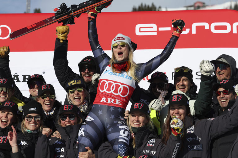 Americká lyžiarka Mikaela Shiffrinová sa teší so svojím tímom po triumfe v slalome Svetového pohára v alpskom lyžovaní vo švédskom Are v sobotu 11. marca 2023. Shiffrinová dosiahla 87. víťazstvo vo Svetovom pohári a prekonala absolútny rekord legendárneho Švéda Ingemara Stenmarka. Jej 53. triumf v slalome SP je najviac v akejkoľvek disciplíne medzi mužmi i ženami. FOTO TASR/AP