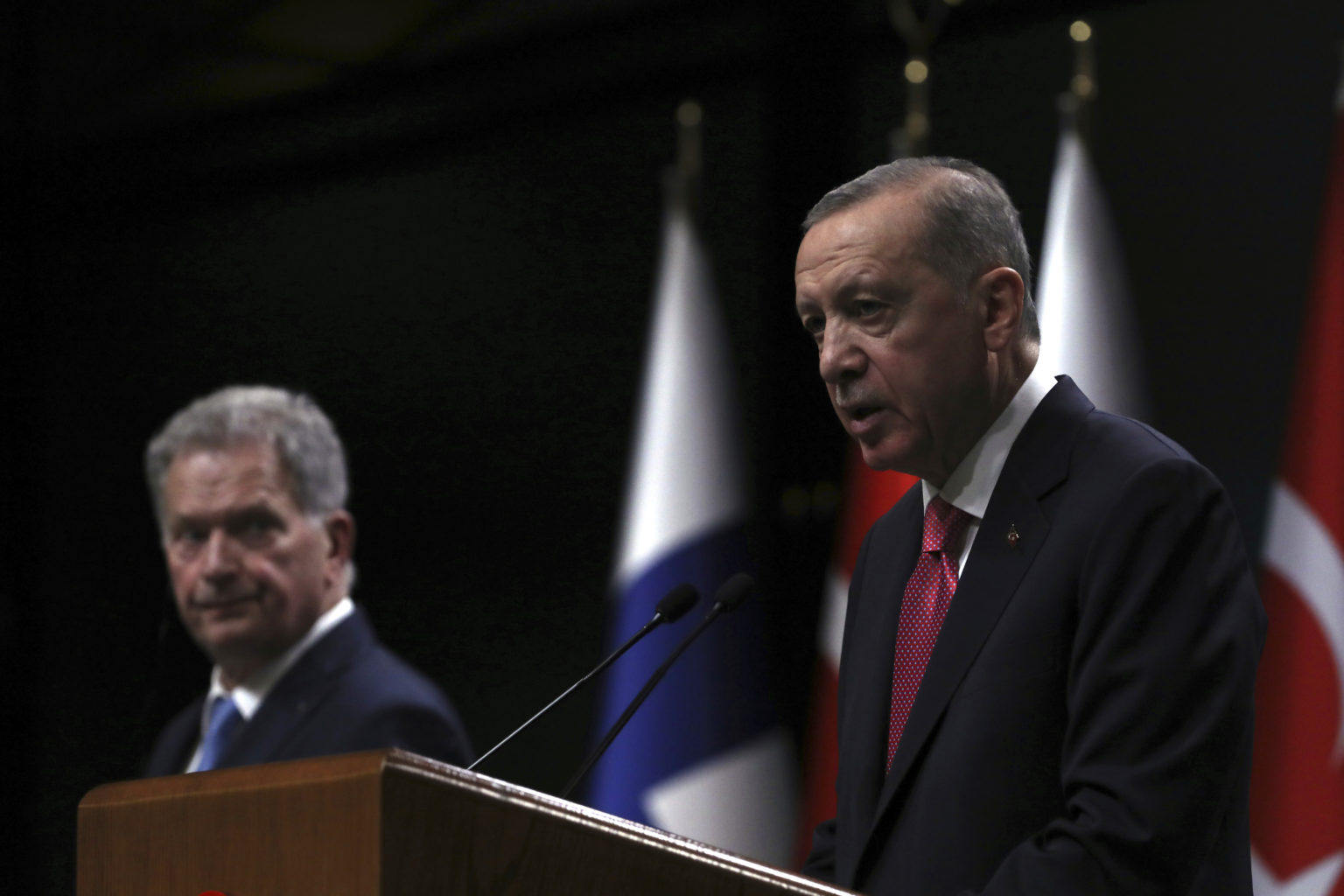 Fínsky prezident Sauli Niinistö (vľavo) a turecký prezident Recep Tayyip Erdogan odpovedajú na otázky novinárov na tlačovej konferencii v Ankare v piatok 17. marca 2023. Foto: TASR/AP