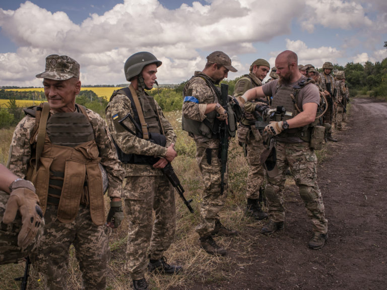 Klamstvo, plytvanie a hádky: Ako sa správajú americkí žoldnieri na Ukrajine
