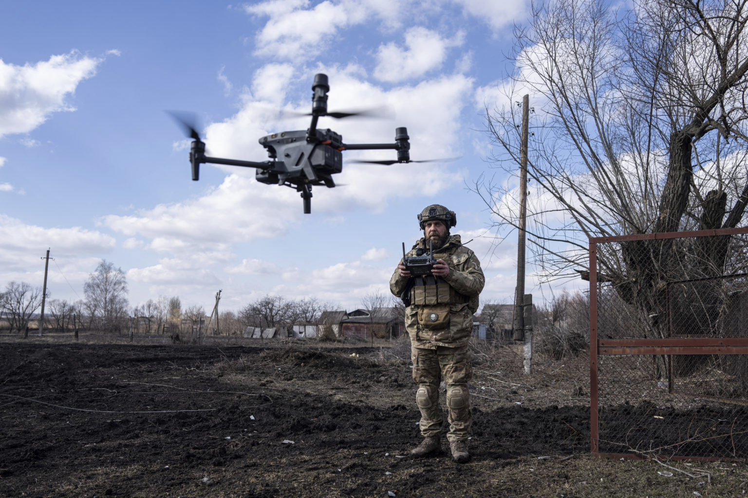 Ukrajinský vojak s dronom. Ilustračný záber. Foto: TASR/AP