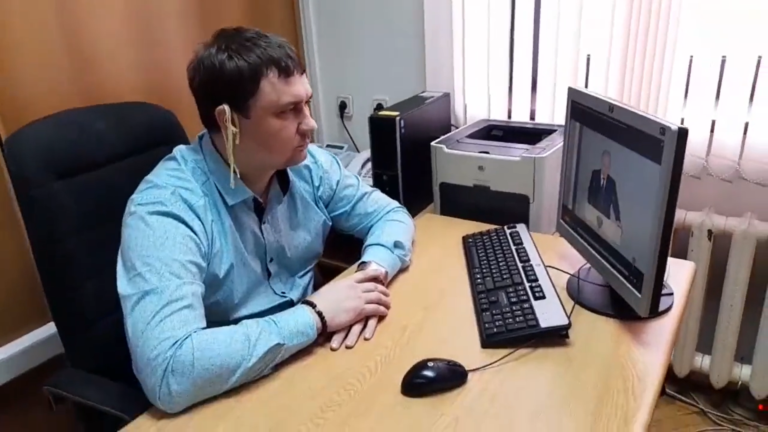 Politik, ktorý počúval prejav Putina s rezancami na ušiach, už pozná svoj trest