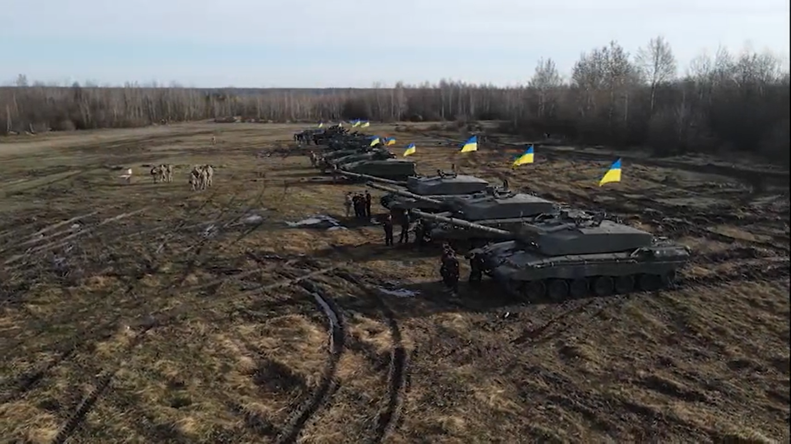 Záznam z prevzatia tankov Challenger 2 Ukrajinou, ktorý v marci zverejnil exminister obrany Olexij Reznikov. Foto: Twitter