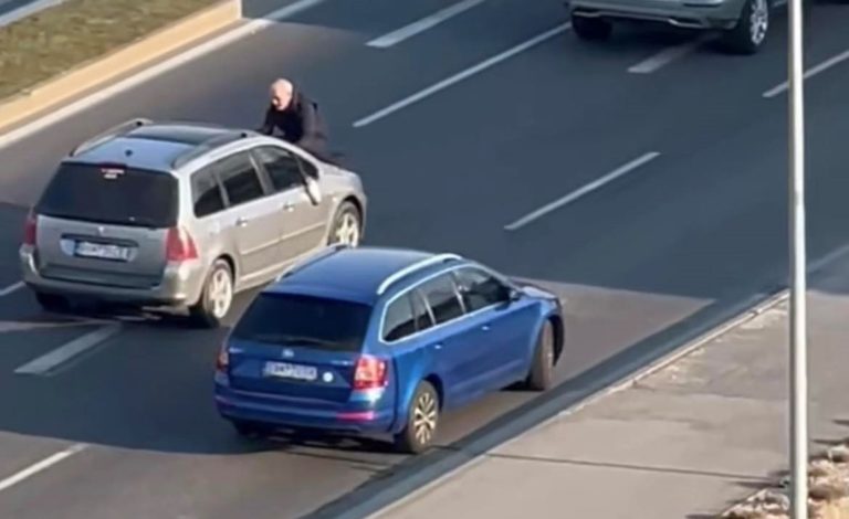 Polícia začala trestné stíhanie v prípade muža, ktorý vyskočil na kapotu auta