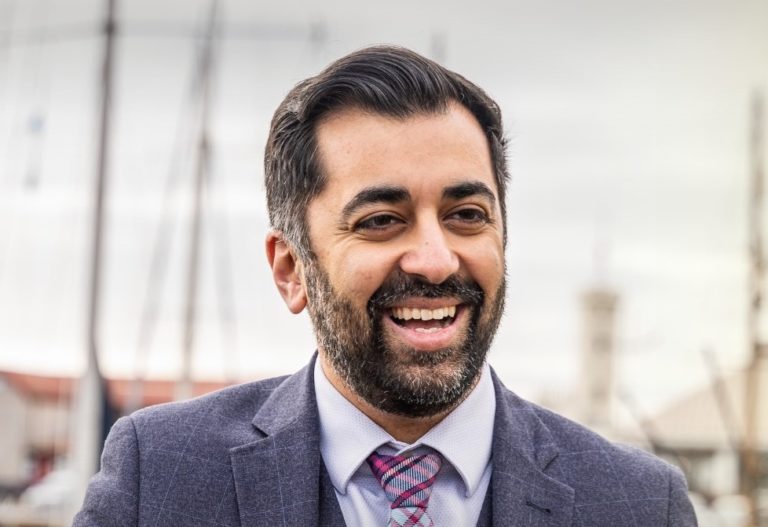 Spojené kráľovstvo: Škótsko má nového premiéra, parlament potvrdil vo funkcii Yousafa