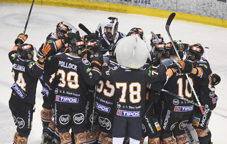 Na snímke hráči Košíc po výhre v prvom zápase semifinále play-off hokejovej Tipos extraligy HC Košice. Foto: František Iván/TASR