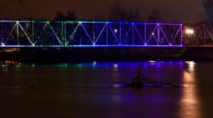 Železničný most nasvietili do farieb dúhy