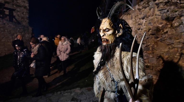 Krampusáci rozžiarili majestátny Beckov