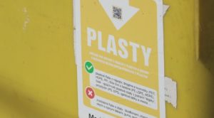 Plasty, kovy a tetrapaky spolu