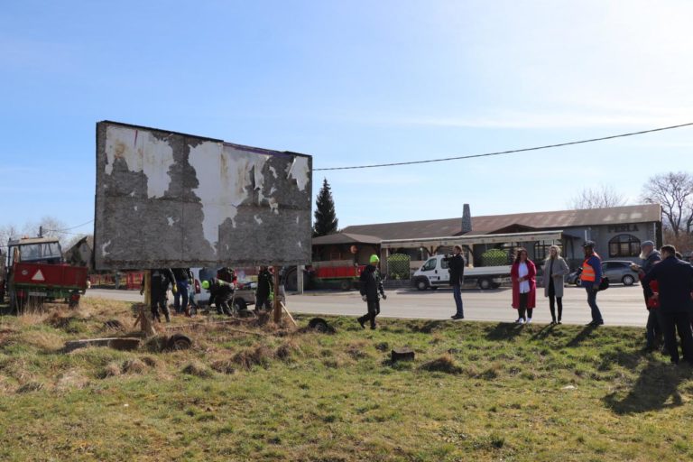 Prvá stovka odstránená. Mesto sa zbavuje nelegálnych pútačov. Foto: web mesta Dubnica nad Váhom