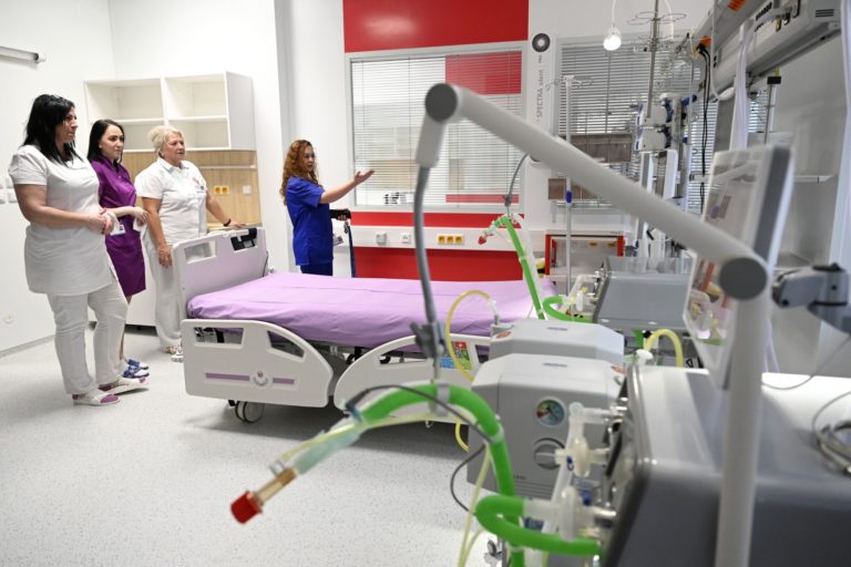 Slovenské nemocnice si v prieskume VšZP mierne polepšili