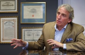 Z banky za dopoludnie odtieklo 40 miliárd. Toto je úplne iný svet. O bankách a panike s finančníkom Gabrielom Eichlerom