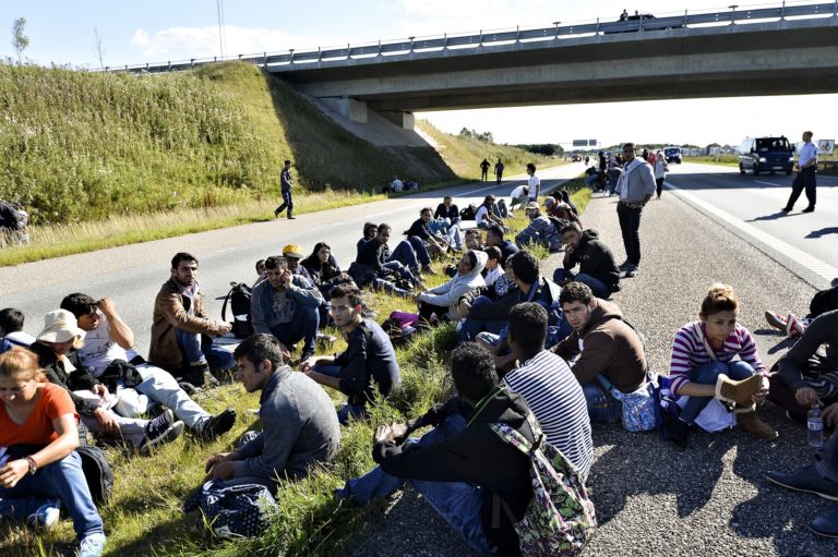 Na diaľnici zastavili nákladné auto so 62 migrantmi