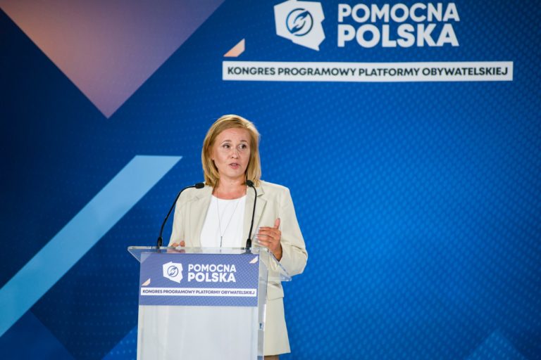 Syn poľskej poslankyne, ktorého zneužil LGBT aktivista, spáchal samovraždu. Opozícia viní médiá