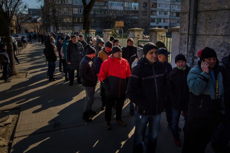 Na Ukrajine pritvrdili s mobilizáciou. Vojenskí náborári číhajú na mužov aj na lyžiarskych svahoch