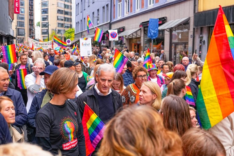 Nórsky premiér Jonas Gahr Støre (v strede ) počas pochodu Oslo Pride Parade 10. septembra 2022. Foto: Profimedia.sk