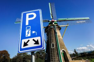 Až polovica vodičov sa v raji elektromobilov vracia od batérií späť k spaľovacím motorom