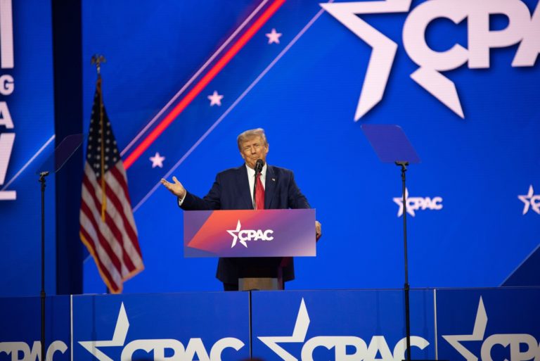 Bývalý prezident Donald Trump vystupuje na konferencii CPAC 2023 4. marca. Foto: Profimedia.sk