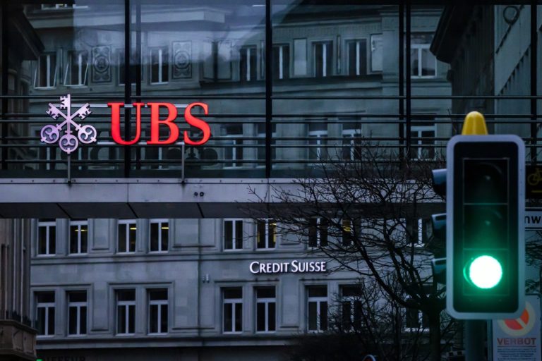 Prevzatie Credit Suisse Švajčiarov šokovalo a trhy neupokojilo. Akcie bánk padajú