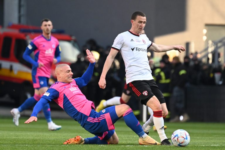 Na snímke vpravo hráč Trnavy Samuel Štefánik a gruzínsky hráč Slovana Džaba Kankava. Foto: Lukáš Grinaj/TASR