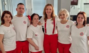 Hrdinovia dnešnej doby nenosia kostýmy. Majú záchranárske uniformy