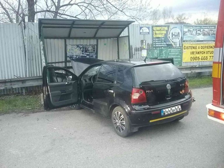 Muž vrazil autom do autobusovej zastávky