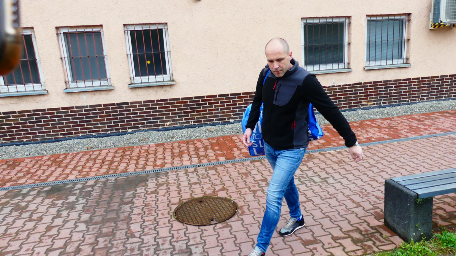 Bývalý policajt Vorobjov po prepustení z dubnickej basy. Foto: Marián Michalko