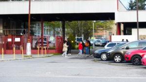 Zúfalé rodiny baníkov stáli pred bránami celé hodiny. Čakali na správy o svojich blízkych