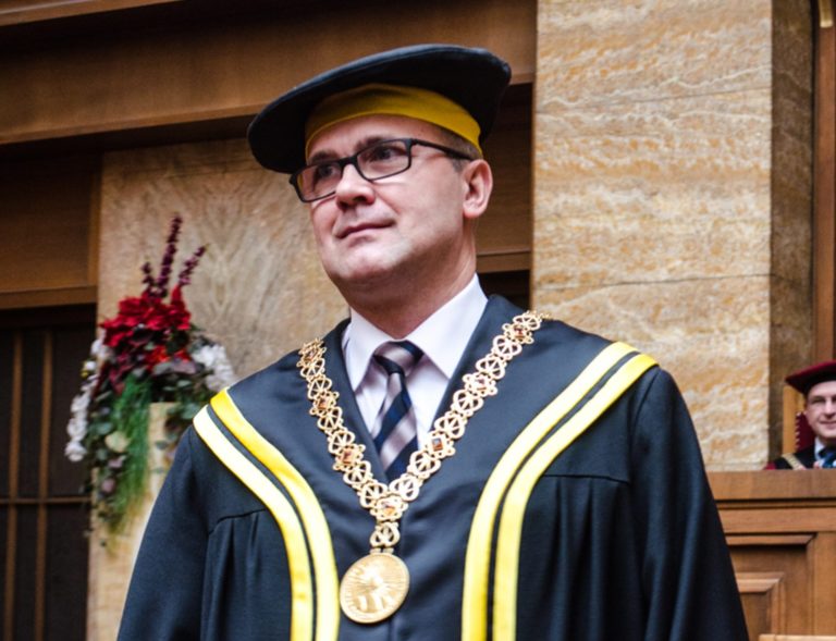 Bývalý dekan Prírodovedeckej fakulty UK Milan Trizna sa priznal k prijatiu úplatku vo výške 20-tisíc eur